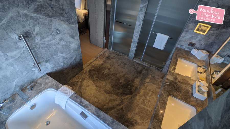 全室花崗岩打造的浴室